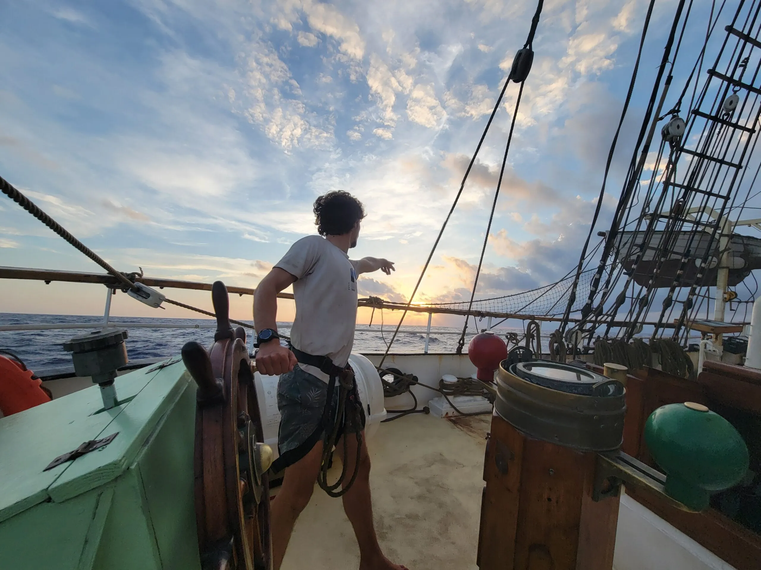 NEPTUN raising anchor in Palau and setting sail toward the Western Pacific